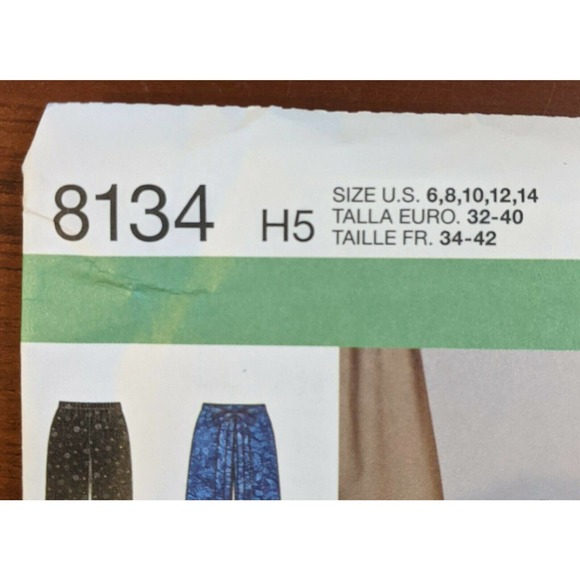 UNCUT MISSES' EASY-TO-SEW PANTS AND SHORTS 6-8-10-12-14 #8134 - Picture 2 of 3